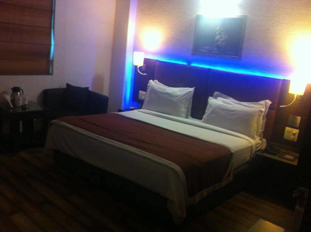 Beyond Hotel New Delhi Exterior foto