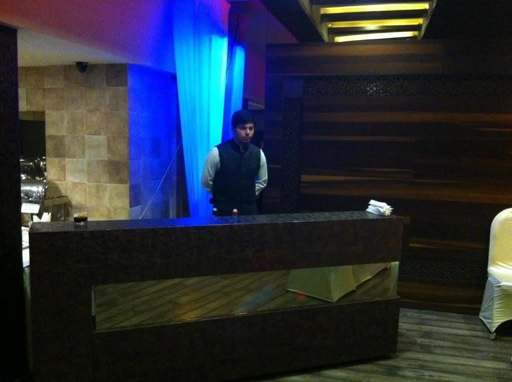 Beyond Hotel New Delhi Exterior foto