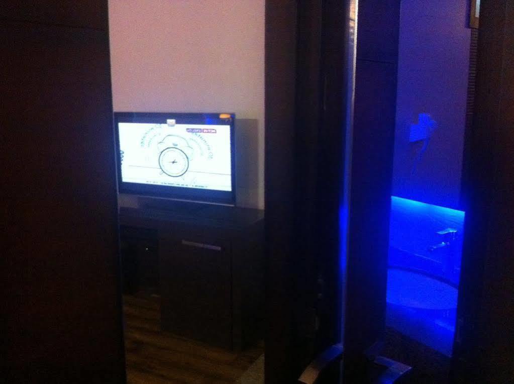 Beyond Hotel New Delhi Exterior foto