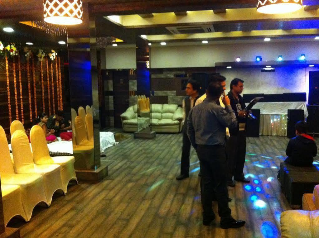 Beyond Hotel New Delhi Exterior foto