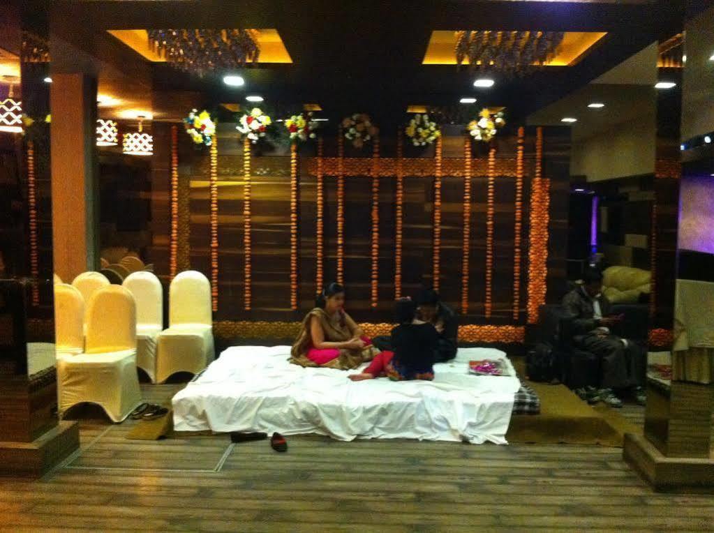 Beyond Hotel New Delhi Exterior foto