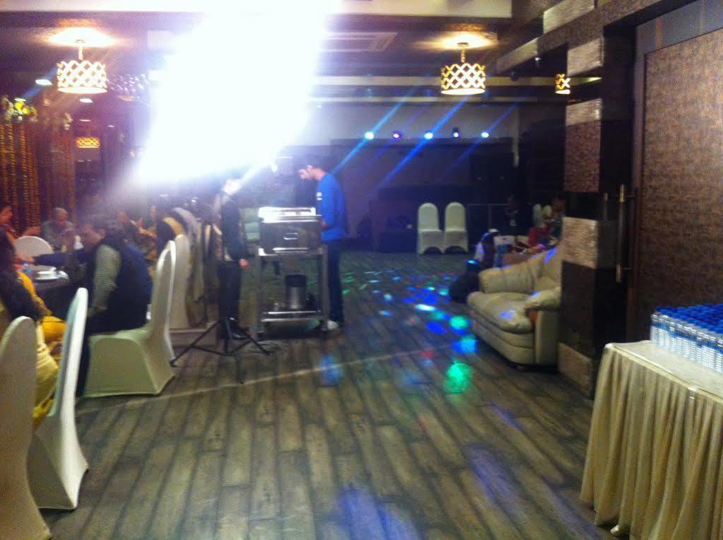 Beyond Hotel New Delhi Exterior foto