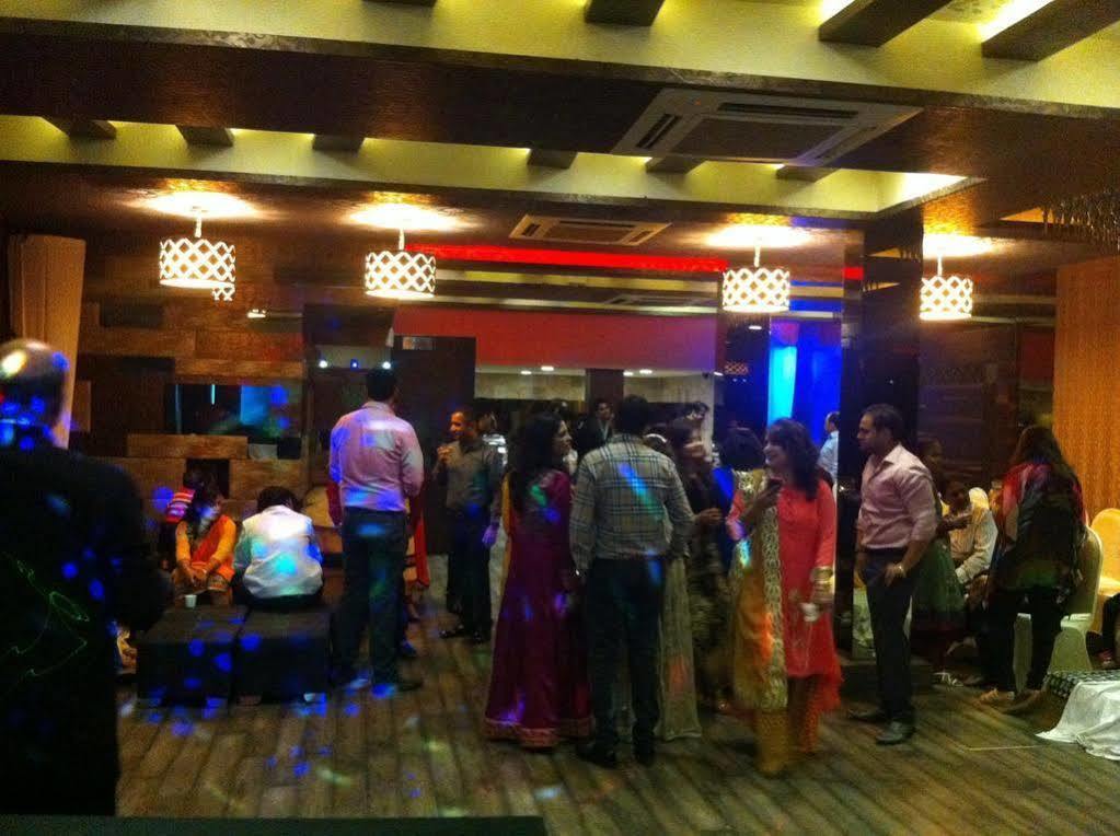 Beyond Hotel New Delhi Exterior foto
